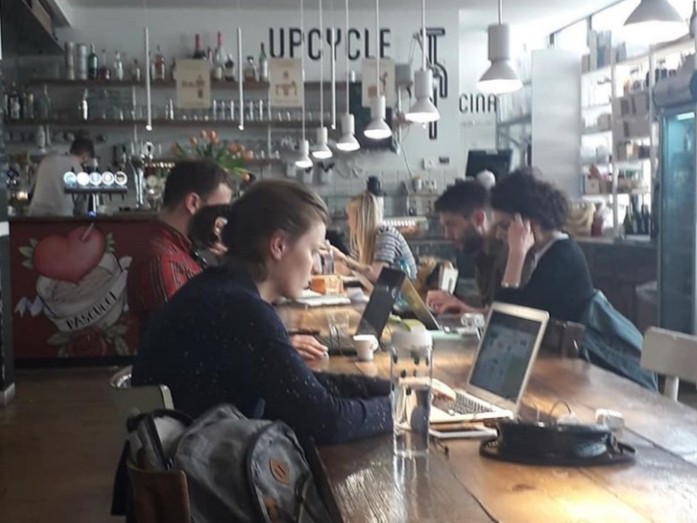 Smart working in un bar di Milano