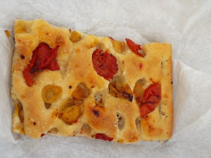 Focaccia ligure con pomodorini
